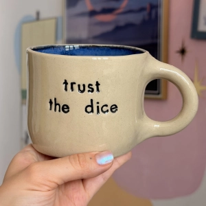 Kubek "Trust the dice" z d20